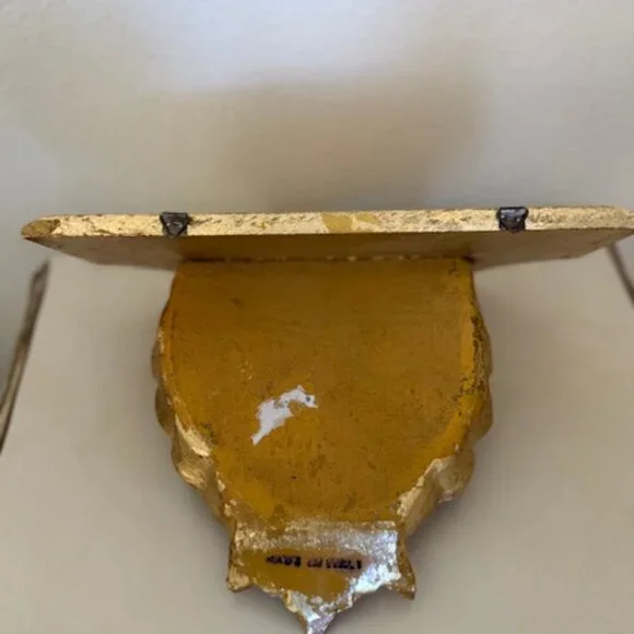 Mid-20th Century Italian Carved Giltwood Shell Wall Bracket